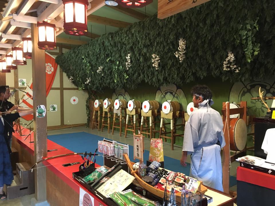 弓矢に挑戦 戦国腕試し館 公式 ともいきの国 伊勢忍者キングダム 忍者 サムライの文化と和の美食を楽しむ街